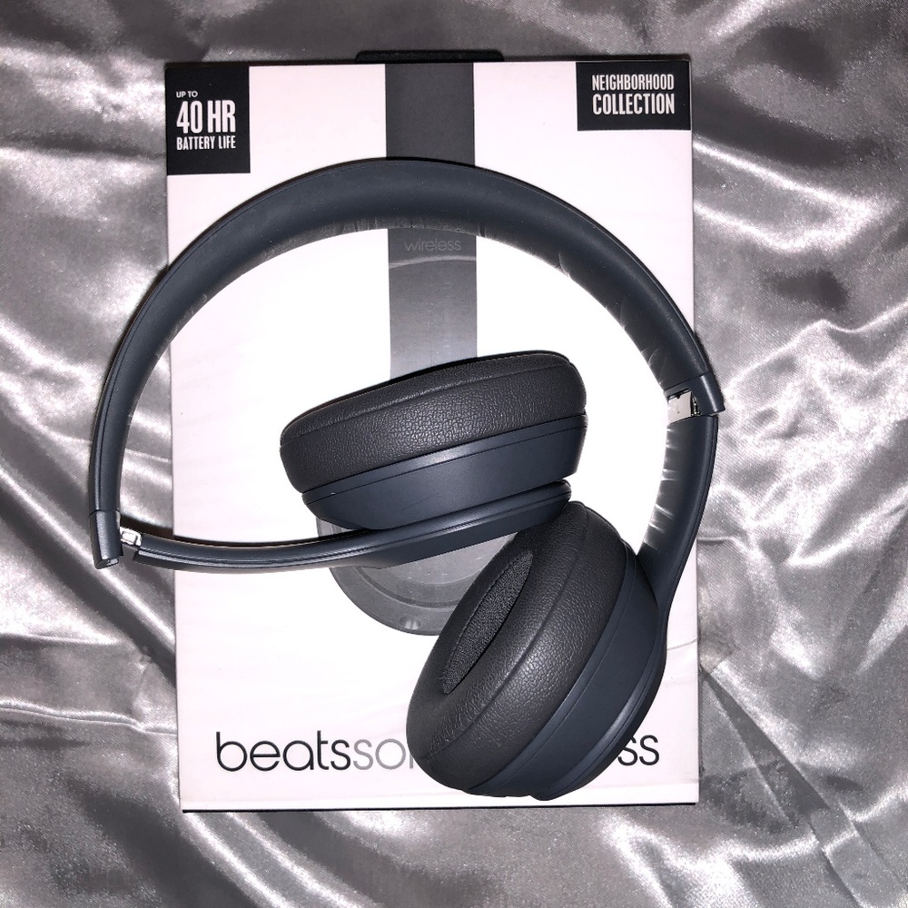 (SOLD) Beats Solo3 Wireless Headphones - Grey